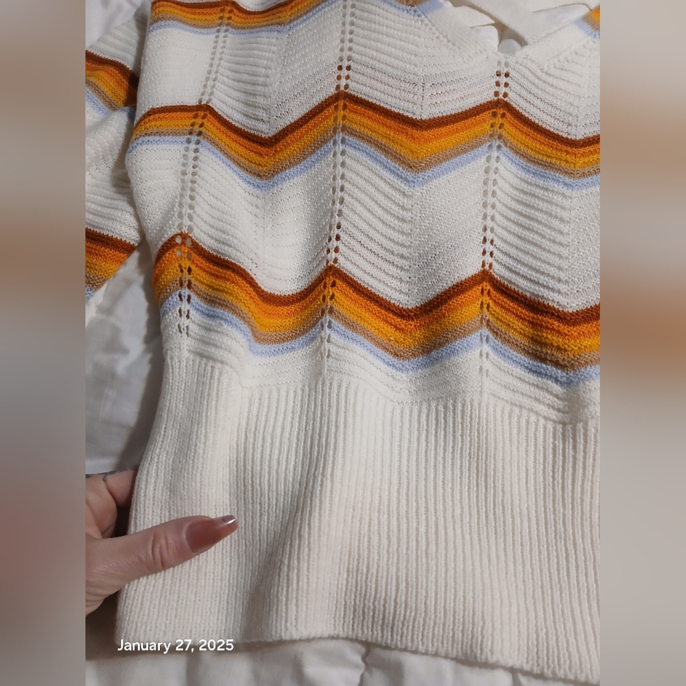 Beautiful form fitting sweater - Picture 4 of 7